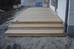 Holzterrasse aus Lärche mit Treppe